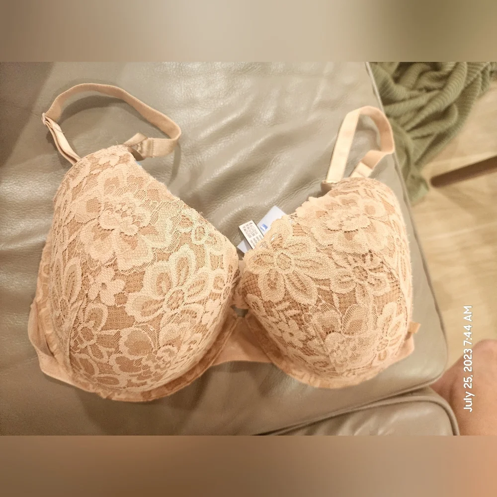 36DDD LACE TAN VICTORIA SECRET BRA in GREAT SHAPE